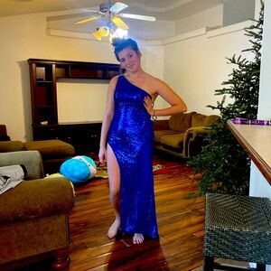 I’m selling my prom dress!! 💙